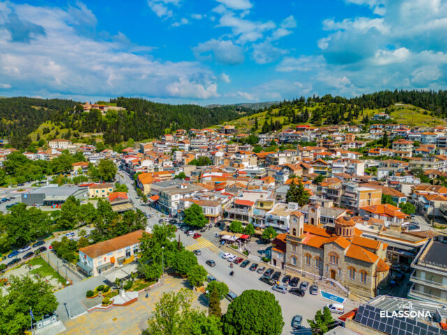 Το ιστορικό χωριό Λιβάδι βρίσκεται στις πλαγιές του Τίταρου σε υψόμετρο 1.181μ. και περιβάλλεται από τις βουνοπλαγιές των Πιερίων, του Ολύμπου και των Καμβουνίων. Προς τα ανατολικά έχει θέα τις κορυφές και τις πλαγιές του Ολύμπου. Νότια και δυτικά ο ορίζοντας φτάνει μέχρι τον Κόζιακα. 

The historical village Livadi is located on the slopes of Titaros at an altitude of 1181m and is surrounded by the mountainsides of Pieria, Olympus and Komvounia. It overlooks the peaks and slopes of Olympus to the east, while its horizon extends to Koziakas to the south and west. 

#visitelassona #themountolympus #elassona #thessaly 

📸 Photo by: @gianniszarzonis