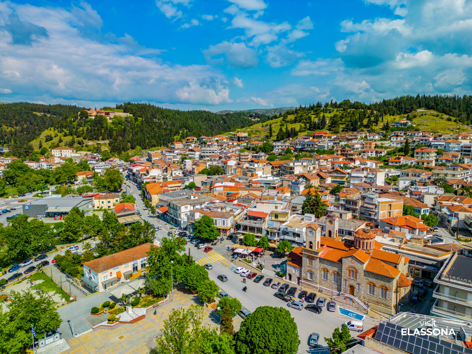 Το ιστορικό χωριό Λιβάδι βρίσκεται στις πλαγιές του Τίταρου σε υψόμετρο 1.181μ. και περιβάλλεται από τις βουνοπλαγιές των Πιερίων, του Ολύμπου και των Καμβουνίων. Προς τα ανατολικά έχει θέα τις κορυφές και τις πλαγιές του Ολύμπου. Νότια και δυτικά ο ορίζοντας φτάνει μέχρι τον Κόζιακα. 

The historical village Livadi is located on the slopes of Titaros at an altitude of 1181m and is surrounded by the mountainsides of Pieria, Olympus and Komvounia. It overlooks the peaks and slopes of Olympus to the east, while its horizon extends to Koziakas to the south and west. 

#visitelassona #themountolympus #elassona #thessaly 

📸 Photo by: @gianniszarzonis